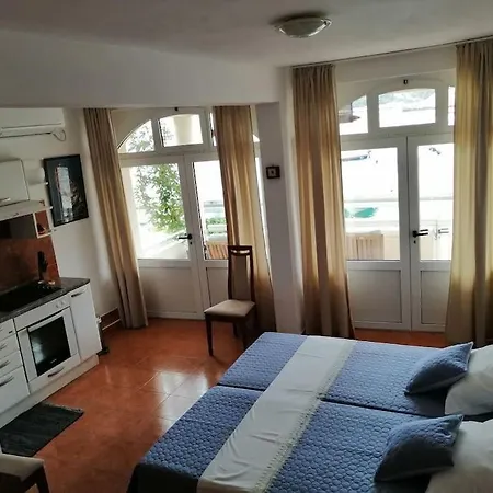 Milna, Hvar Buratovic *