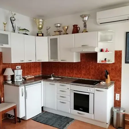 Milna, Hvar Buratovic